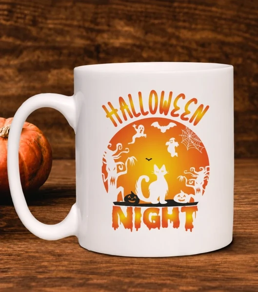 Kubek Halloween Night na drewnianym tle