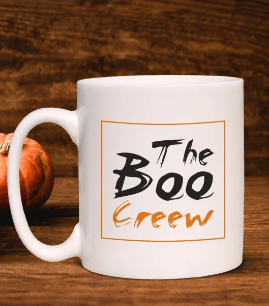 Kubek Halloween The Boo Crew na drewnianym tle