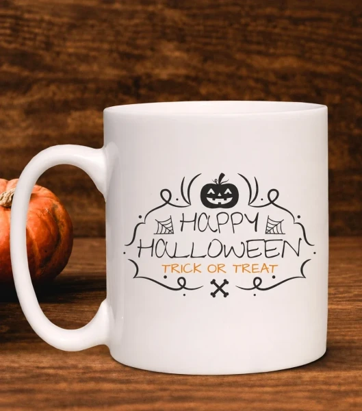 Kubek Halloween Trick Or Treat na drewnianym tle