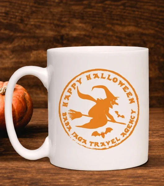 Kubek Halloween Baba Jaga Travel Agency na drewnianym tle