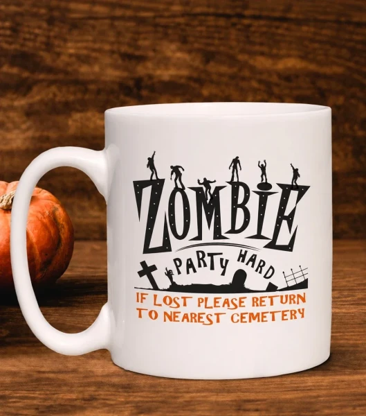 Kubek Halloween Zombie Party na drewnianym tle
