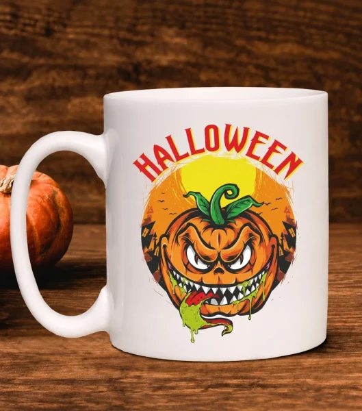 Kubek Halloween na drewnianym tle