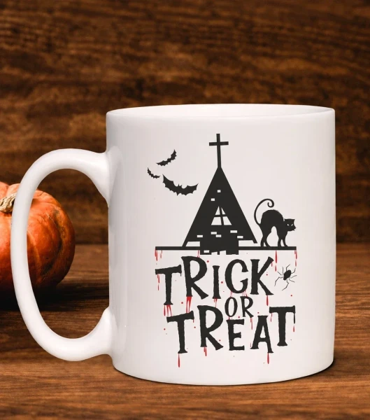 Kubek Trick Or Treat na drewnianym tle