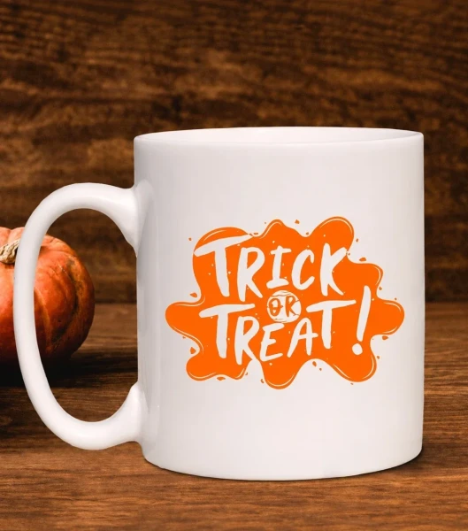 Kubek Trick Or Treat na drewnianym tle