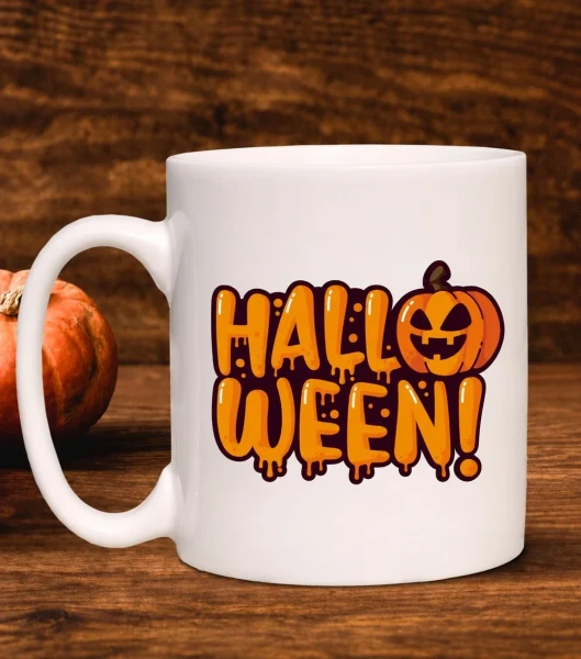 Kubek Halloween na drewnianym tle