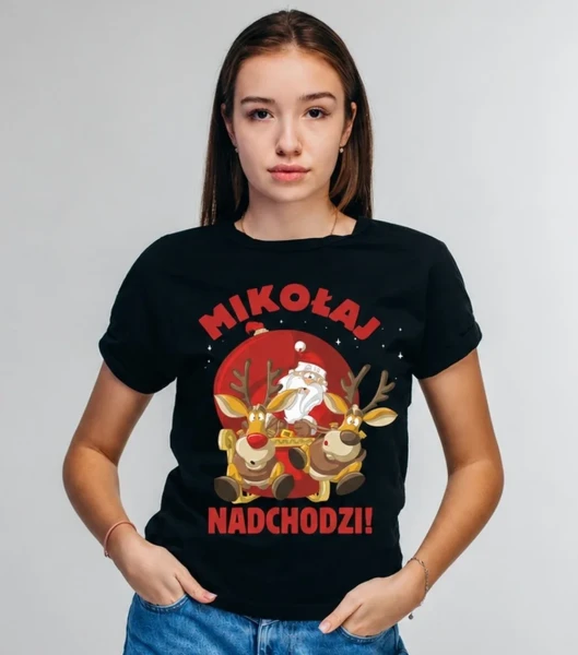 Koszulka Damska Świąteczna Mikołaj Nadchodzi – na modelce