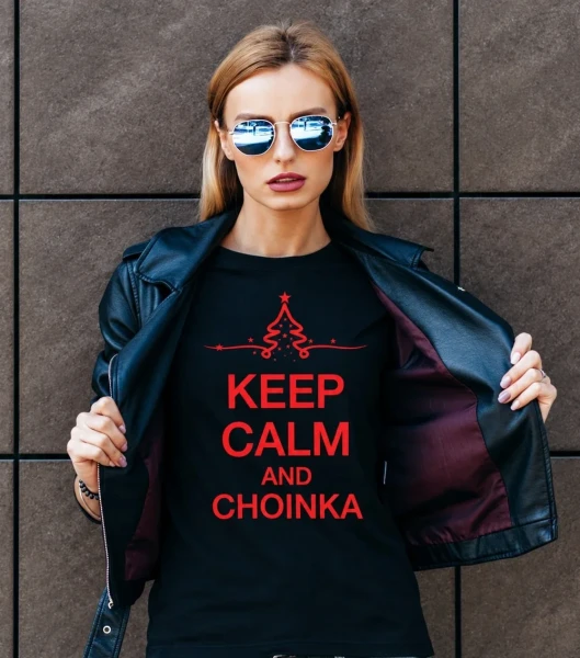 Koszulka Damska Keep Calm And Choinka na modelce