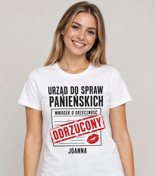 Koszulka na panieński „Urząd do Spraw Panieńskich” z imieniem – biała na modelce