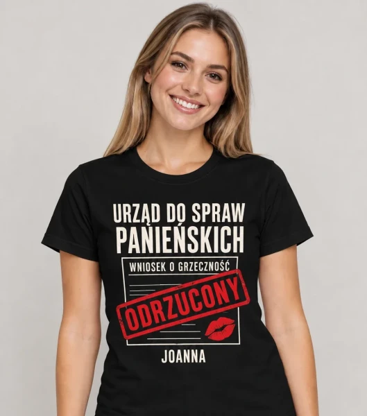 Koszulka na panieński „Urząd do Spraw Panieńskich” z imieniem – czarna na modelce