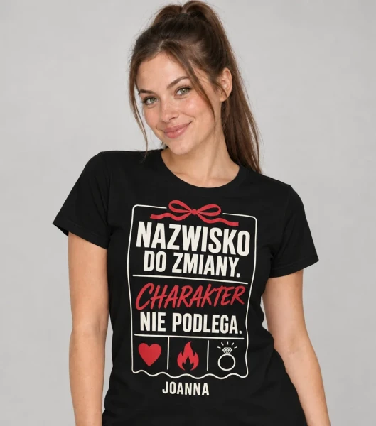 Koszulka na panieński „Nazwisko do Zmiany, Charakter Zostaje” z imieniem – czarna na modelce