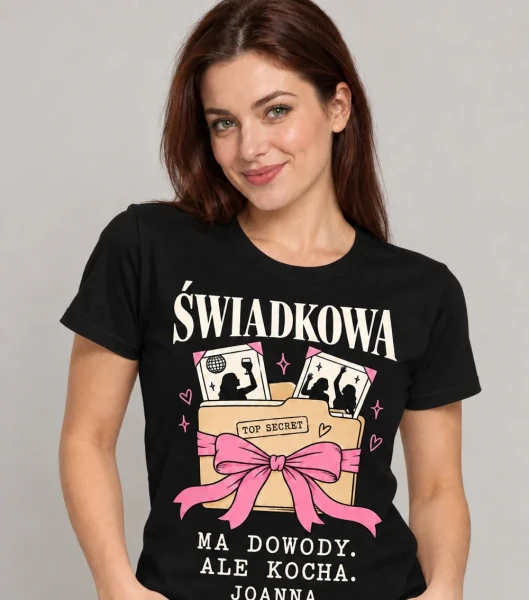 Koszulka dla świadkowej „Świadkowa Ma Dowody” z imieniem – czarna na modelce