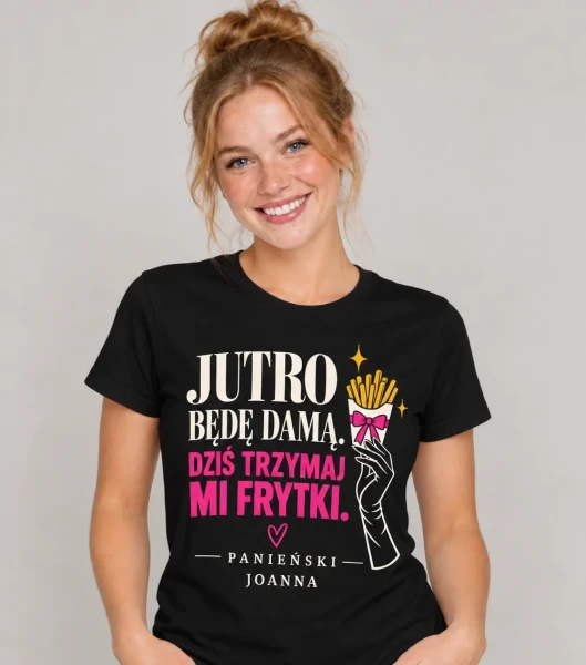 Koszulka na panieński „Jutro Będę Damą, Dziś Frytki” z imieniem – czarna na modelce