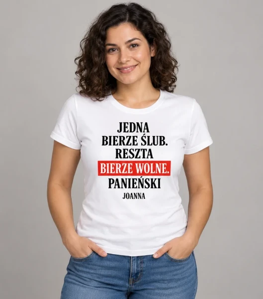 Koszulka na panieński „Delegacja po pannę młodą” z imieniem – biała na modelce