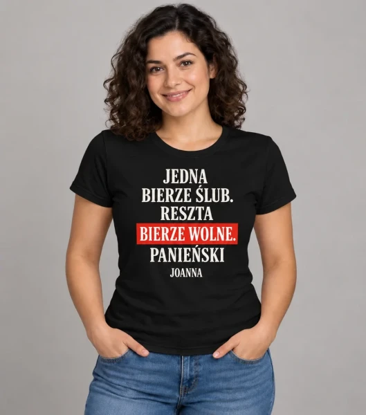 Koszulka na panieński „Delegacja po pannę młodą” z imieniem – czarna na modelce
