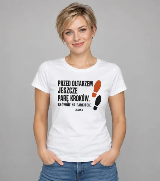 Koszulka na panieński „Kroki przed ołtarzem” z imieniem – biała na modelce
