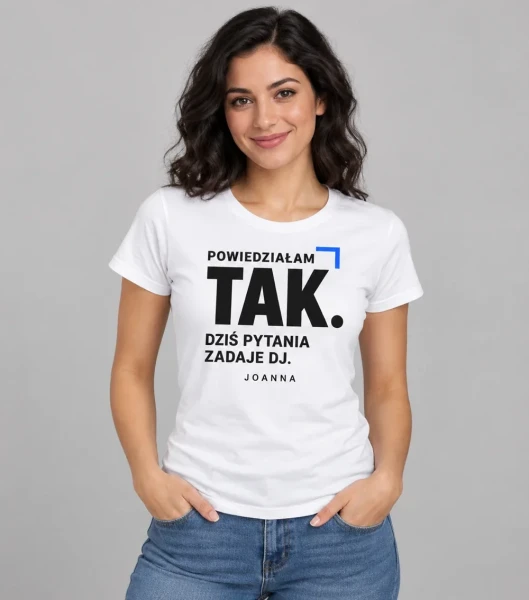 Koszulka na panieński „Odpowiedź brzmi tak” z imieniem – biała na modelce