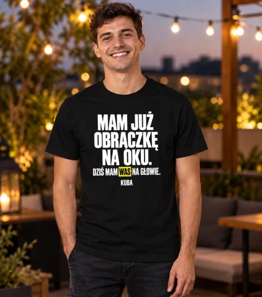 Koszulka na kawalerski „Obrączka na oku” z imieniem – czarna na modelu
