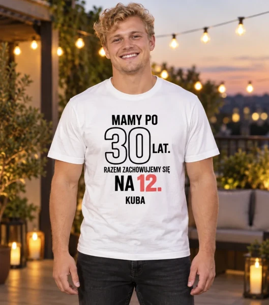 Koszulka na kawalerski „Matematyka ekipy” z imieniem – biała na modelu