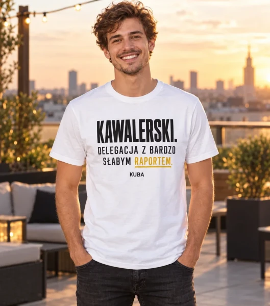 Koszulka na kawalerski „Delegacja” z imieniem – biała na modelu