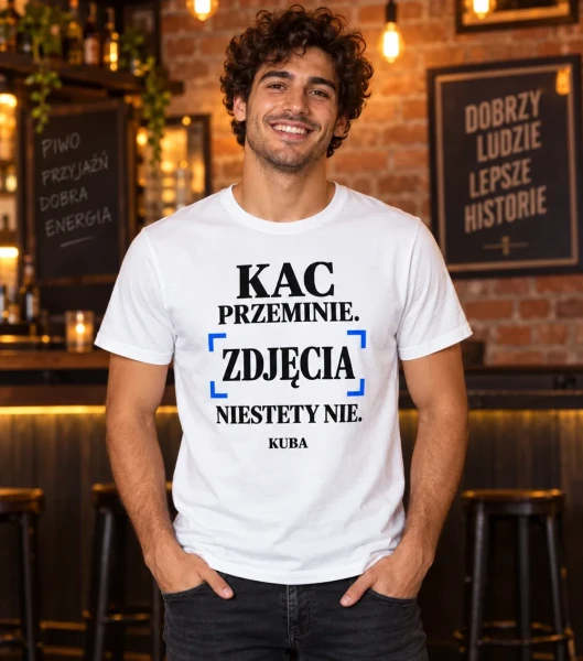 Koszulka na kawalerski „Pamiątki zostają” z imieniem – biała na modelu