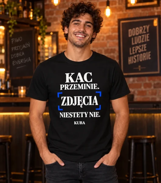 Koszulka na kawalerski „Pamiątki zostają” z imieniem – czarna na modelu