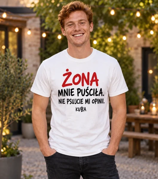 Koszulka na kawalerski „Przepustka od żony” z imieniem – biała na modelu