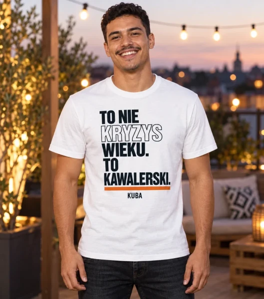 Koszulka na kawalerski „To jeszcze nie kryzys” z imieniem – biała na modelu