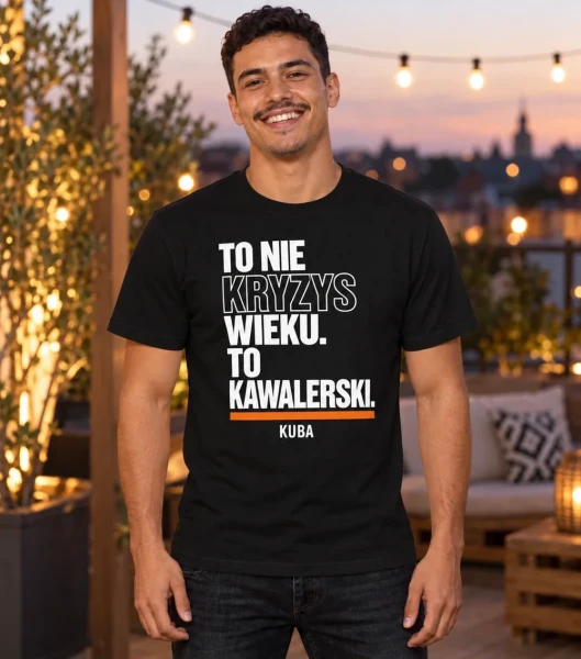 Koszulka na kawalerski „To jeszcze nie kryzys” z imieniem – czarna na modelu