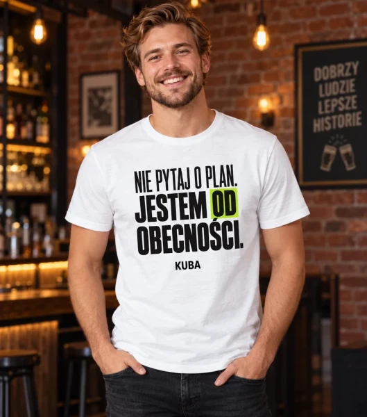 Koszulka na kawalerski „Od obecności” z imieniem – biała na modelu