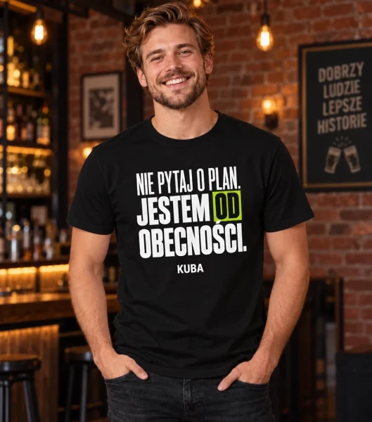 Koszulka na kawalerski „Od obecności” z imieniem – czarna na modelu