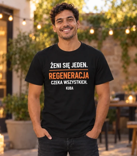 Koszulka na kawalerski „Wspólna regeneracja” z imieniem – czarna na modelu