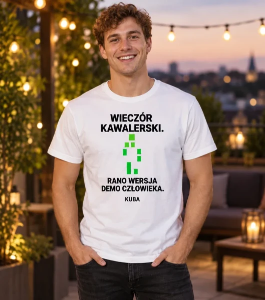 Koszulka na kawalerski „Człowiek demo” z imieniem – biała na modelu