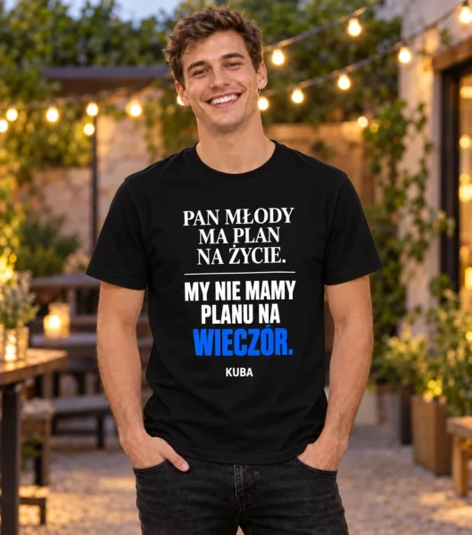 Koszulka na kawalerski „Dwa różne plany” z imieniem – czarna na modelu