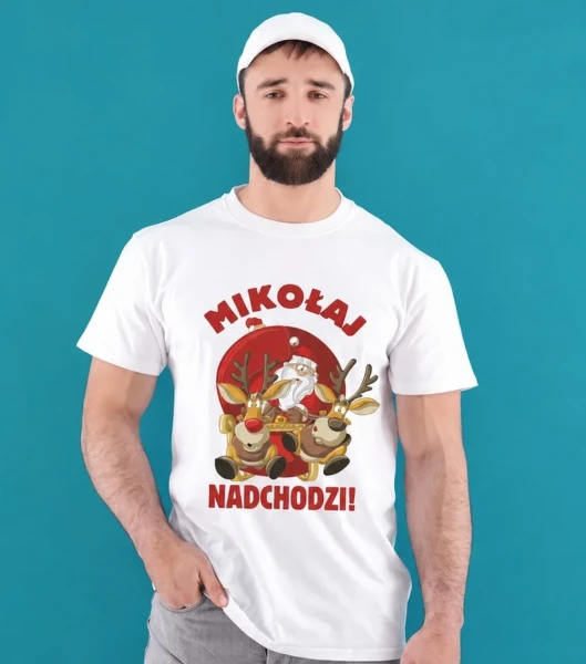 Koszulka Męska Świąteczna Mikołaj Nadchodzi – na modelu – zbliżenie — wariant biały